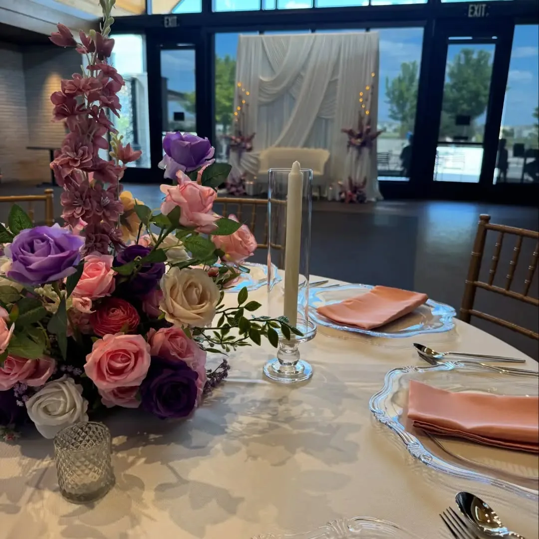 Purple rose centrepiece with peach napkins