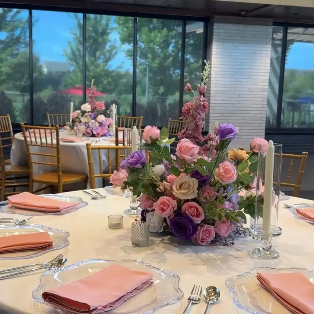 Pink and purple garden-party centrepiece with peach napkins by Smartest Decor