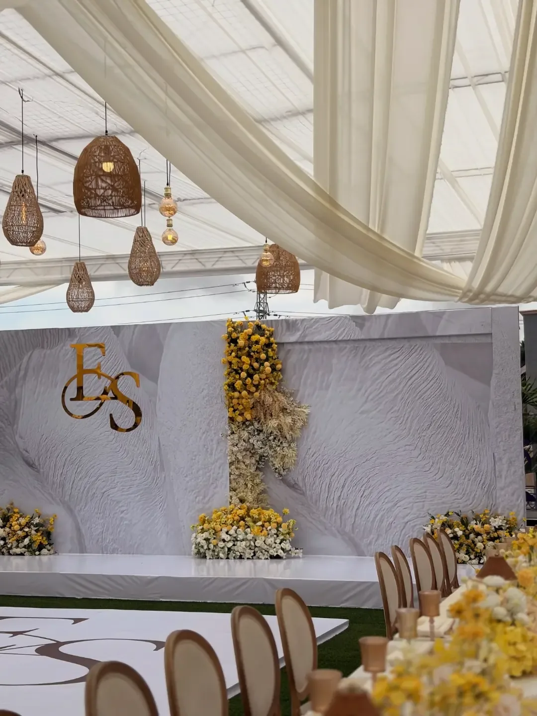 Yellow bloom and white hydrangea centrepiece